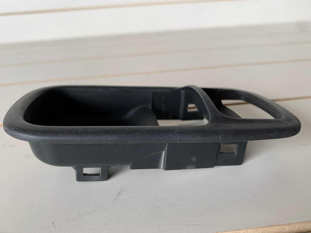 Inner Door Handle Surround, R32