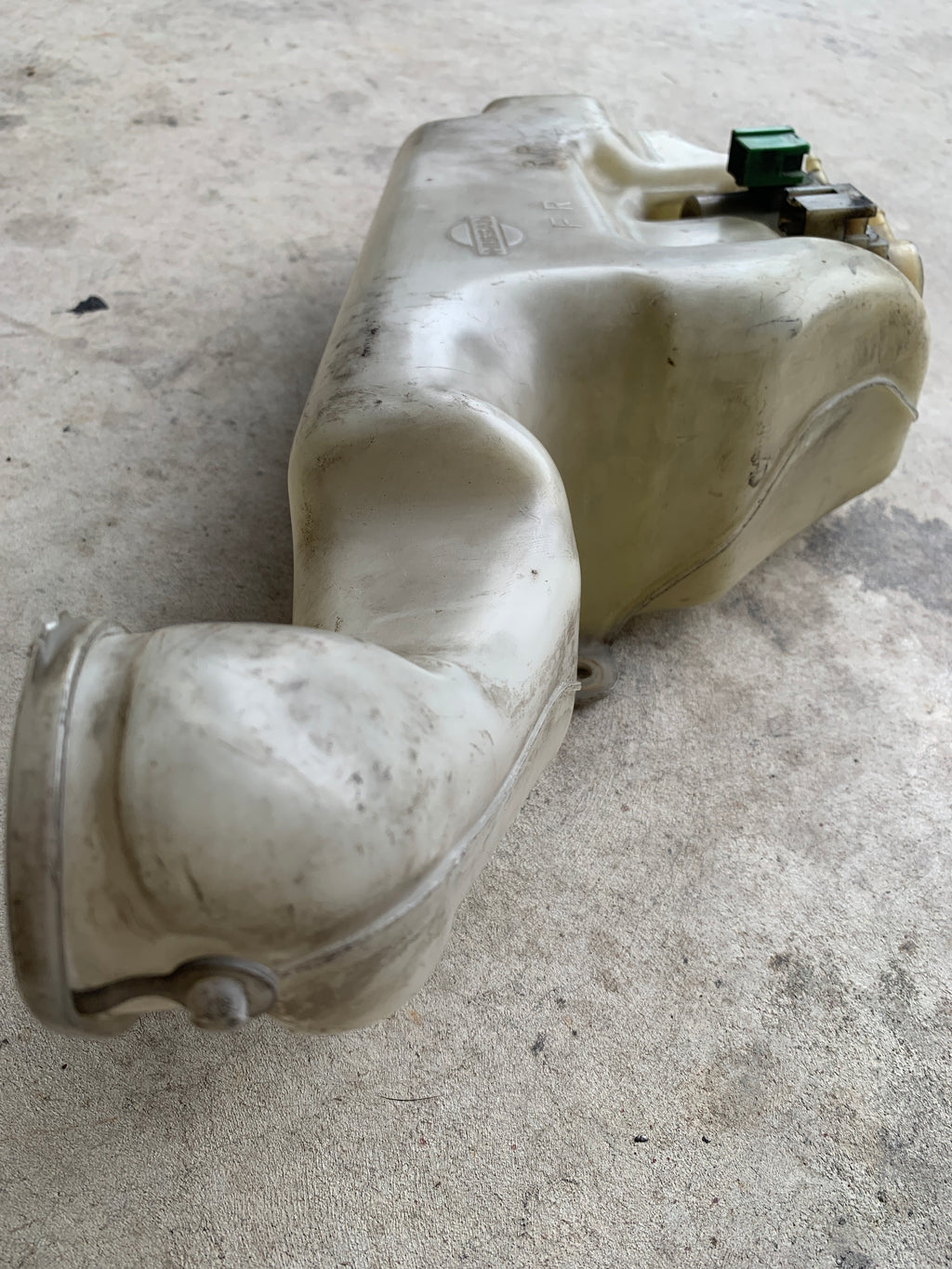 Windscreen Washer Tank, R32