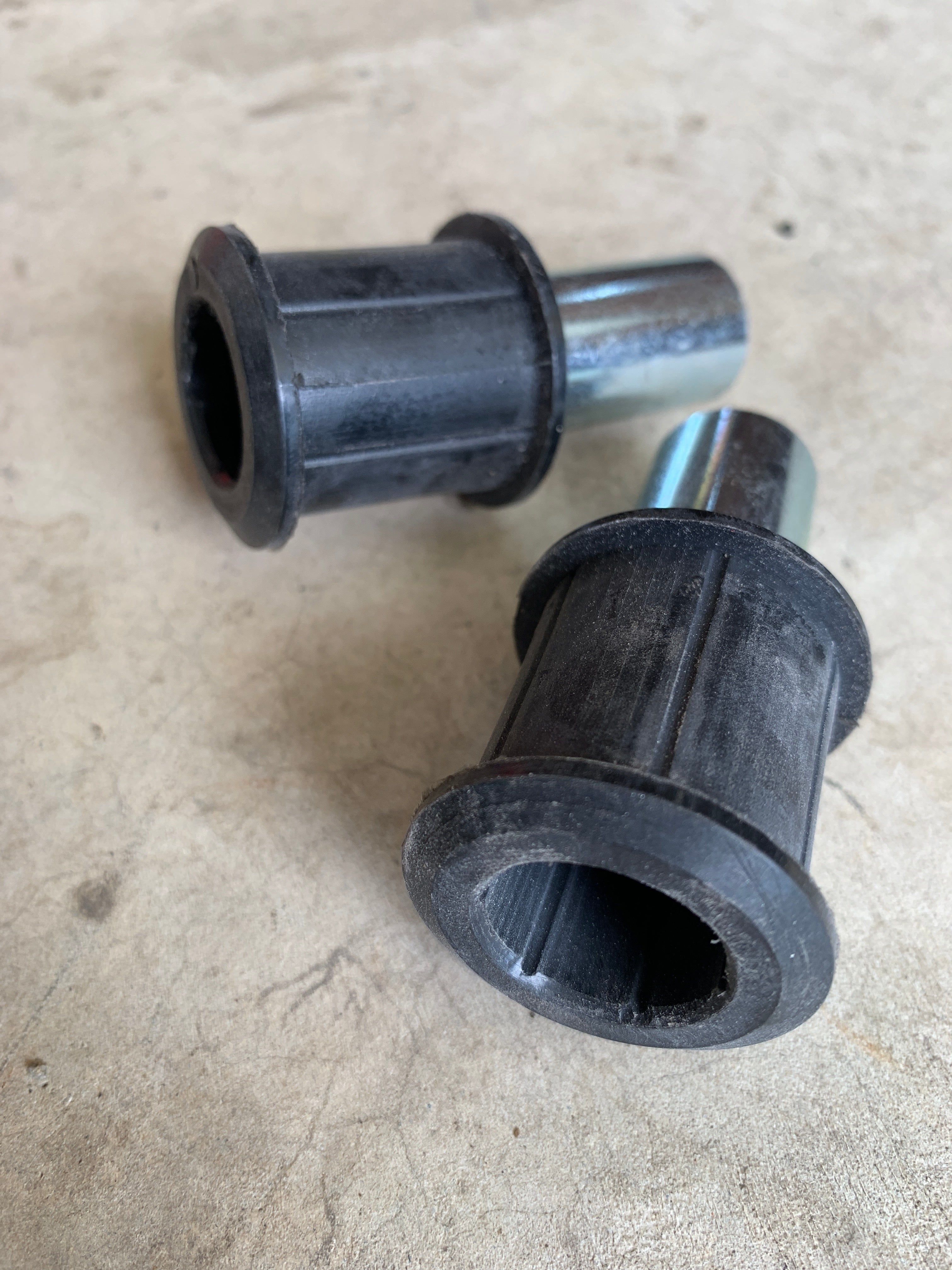 NEW Rear Knuckle Bushes, R32