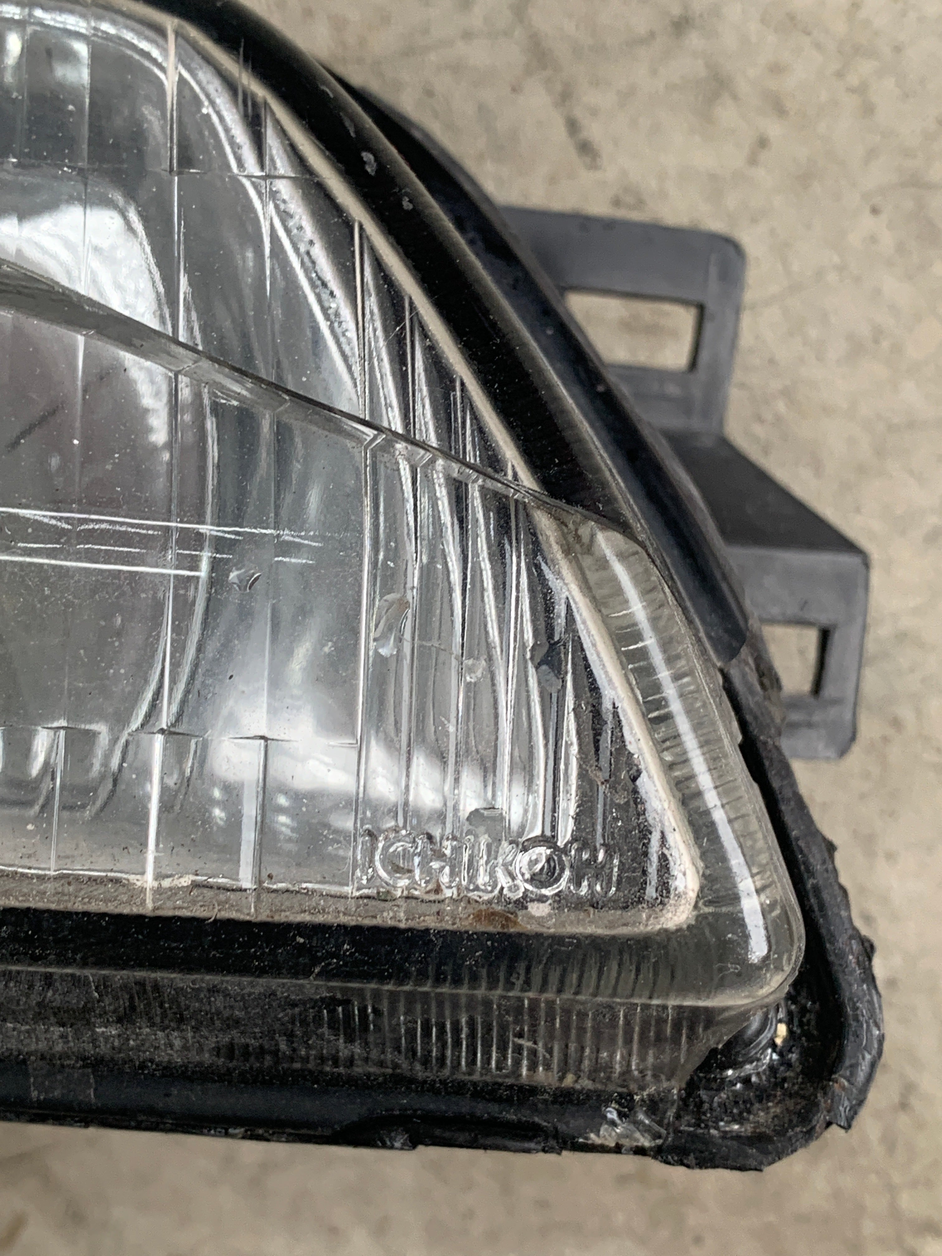 RIGHT Head Light (damaged), R32