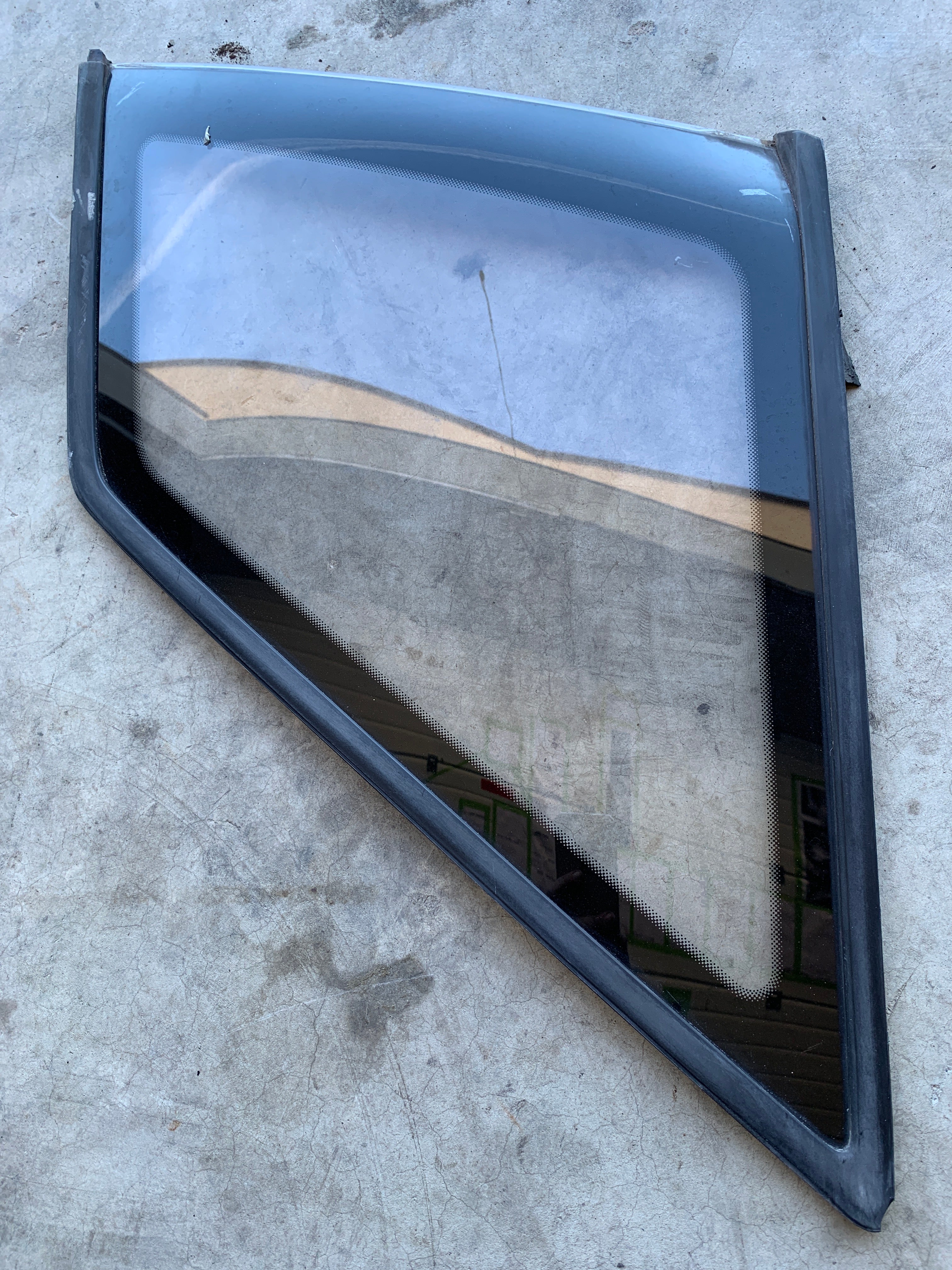 RIGHT Quarter Window, R32