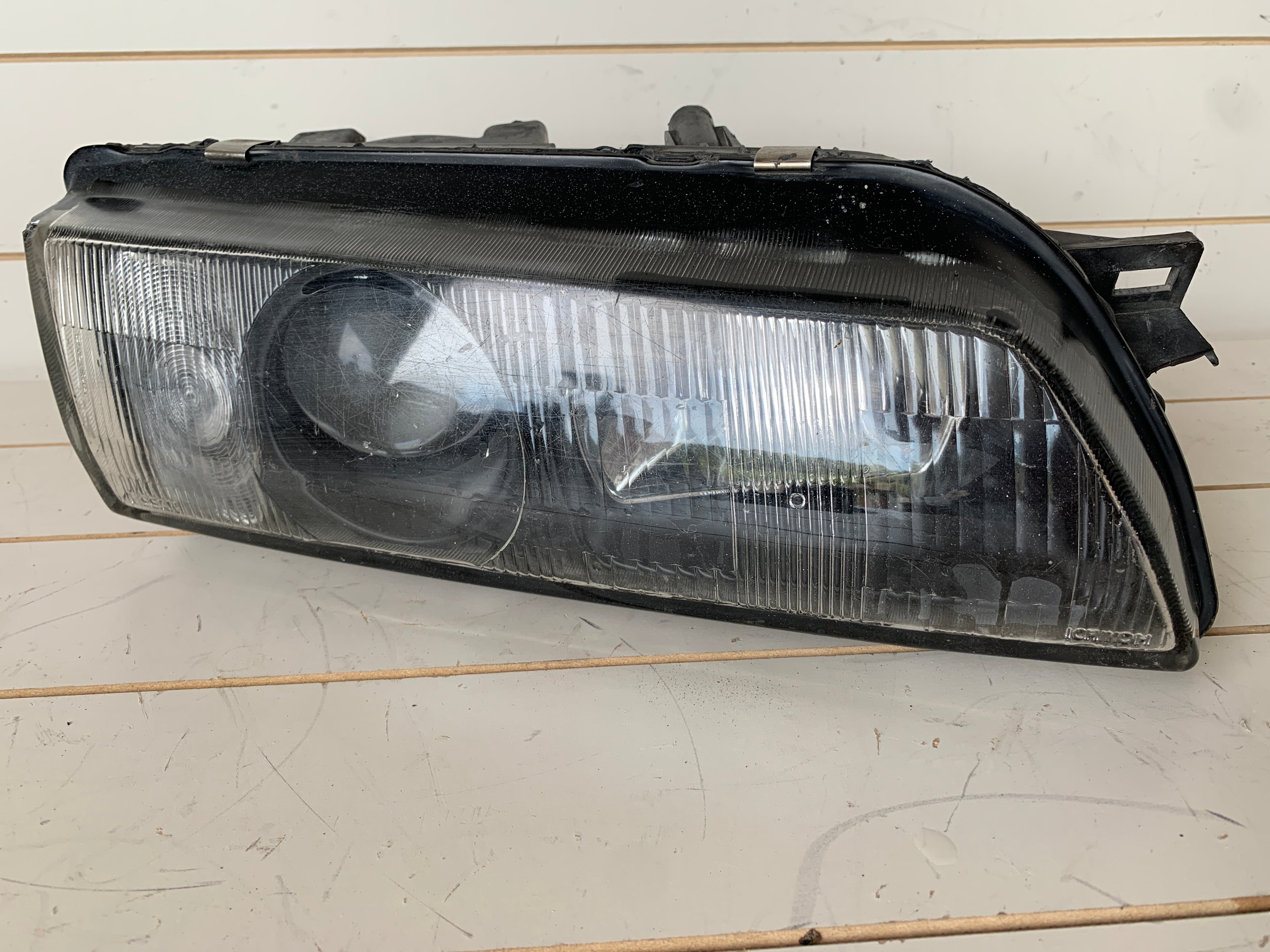 RIGHT Head Light (damaged), R32
