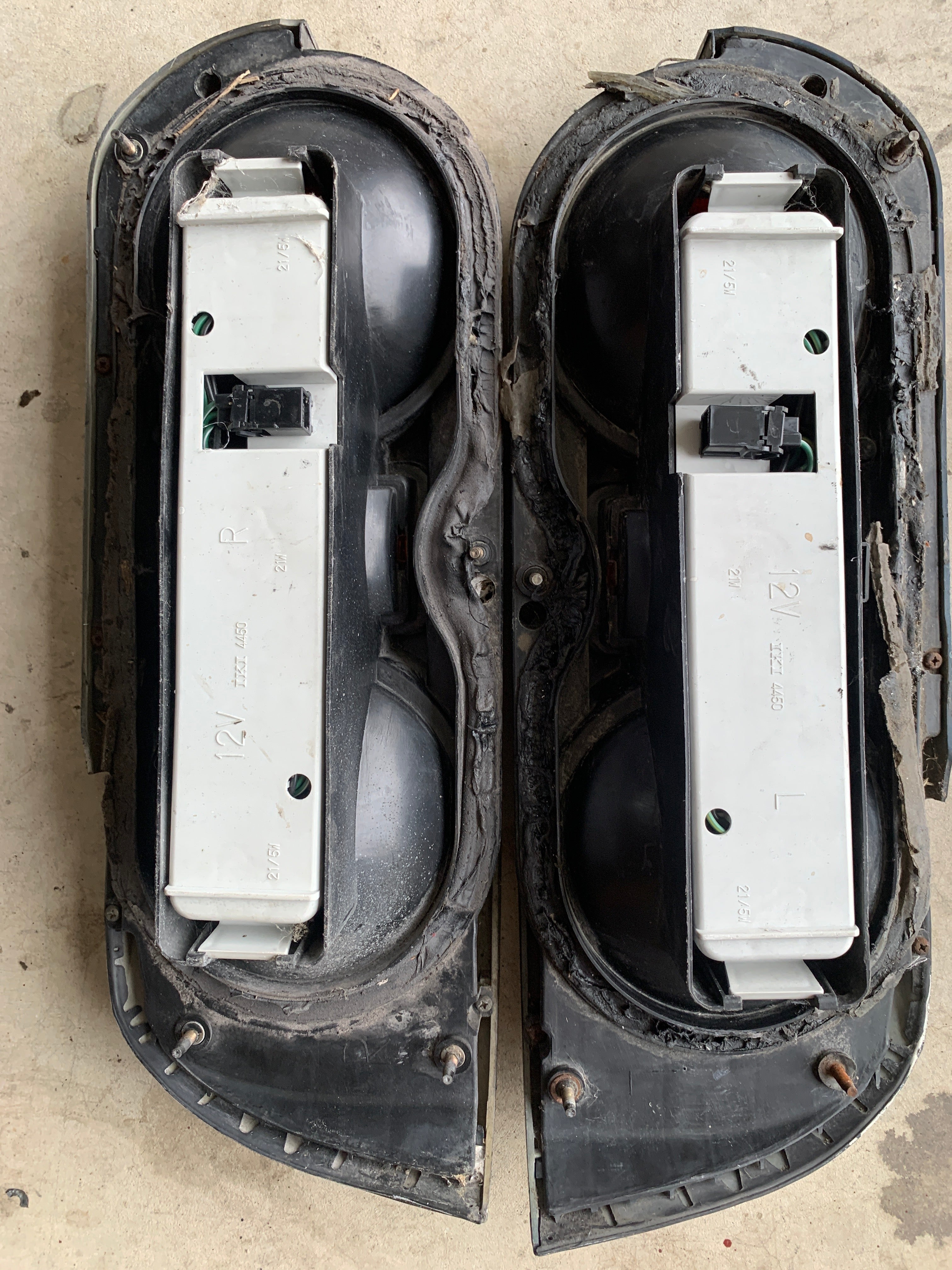 Tail lights, R32 Coupe