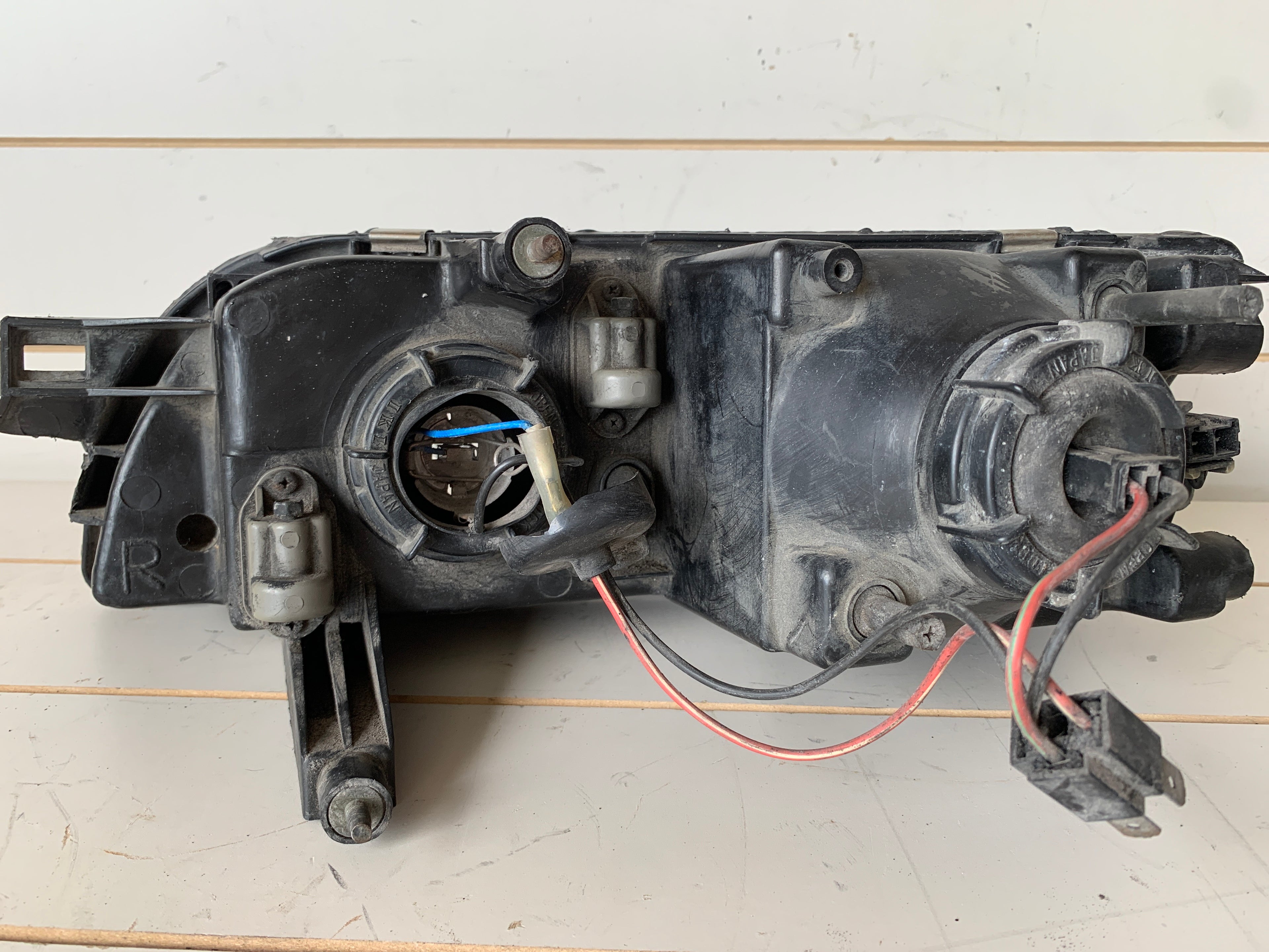 RIGHT Head Light (damaged), R32