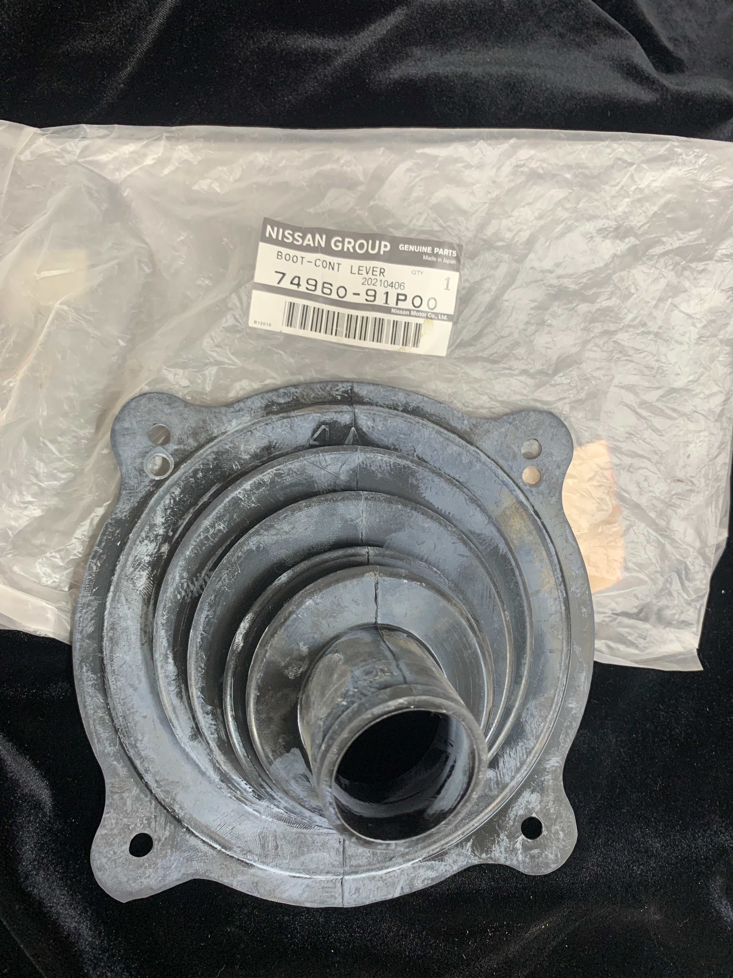 Upper Gear Shifter Rubber Boot R32/33/34 *GENUINE