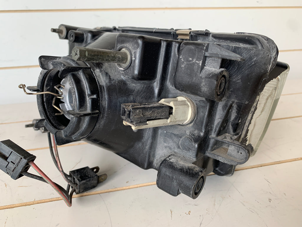 RIGHT Headlight, R32
