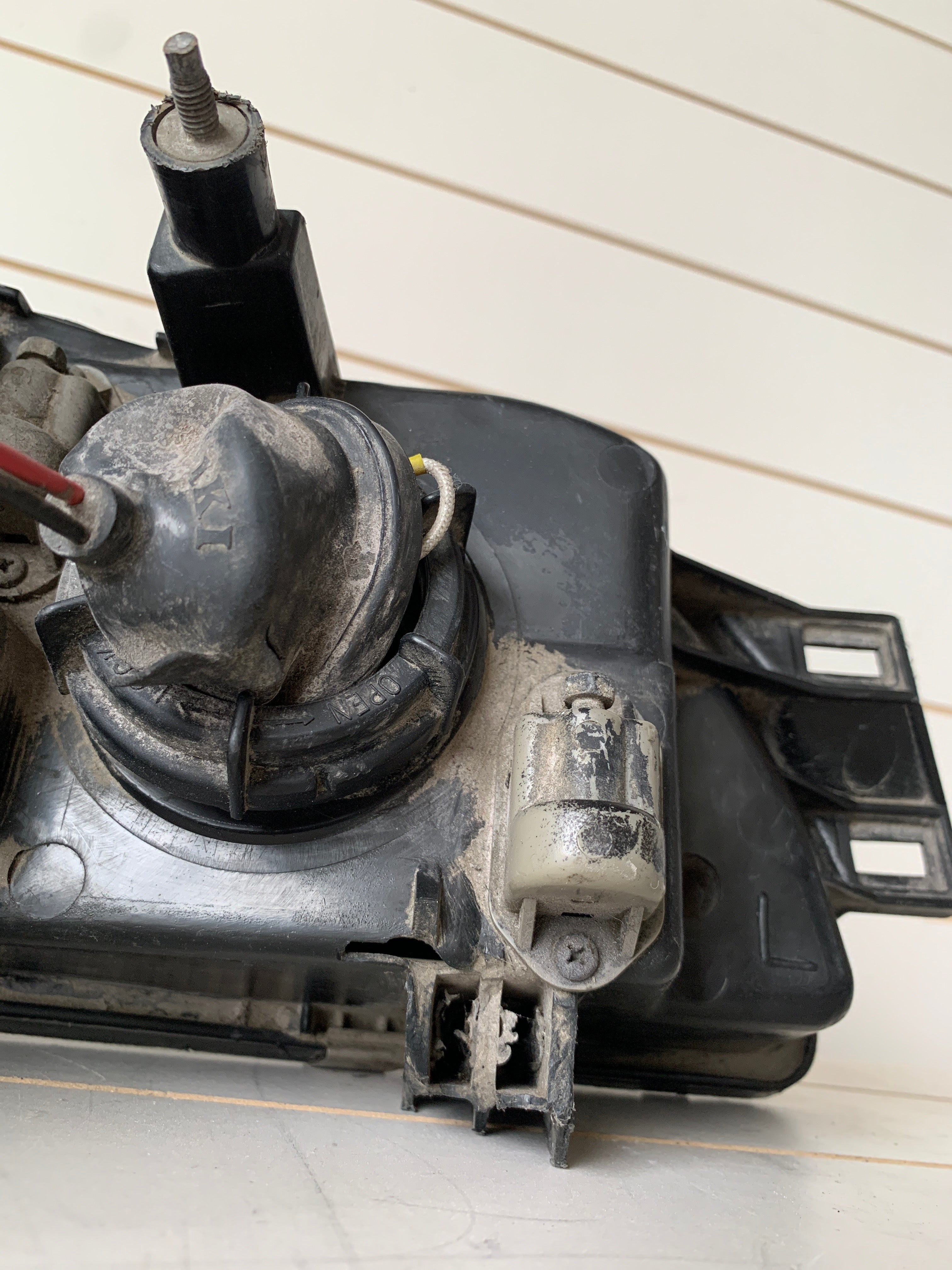 LEFT Head Light (damaged), R32