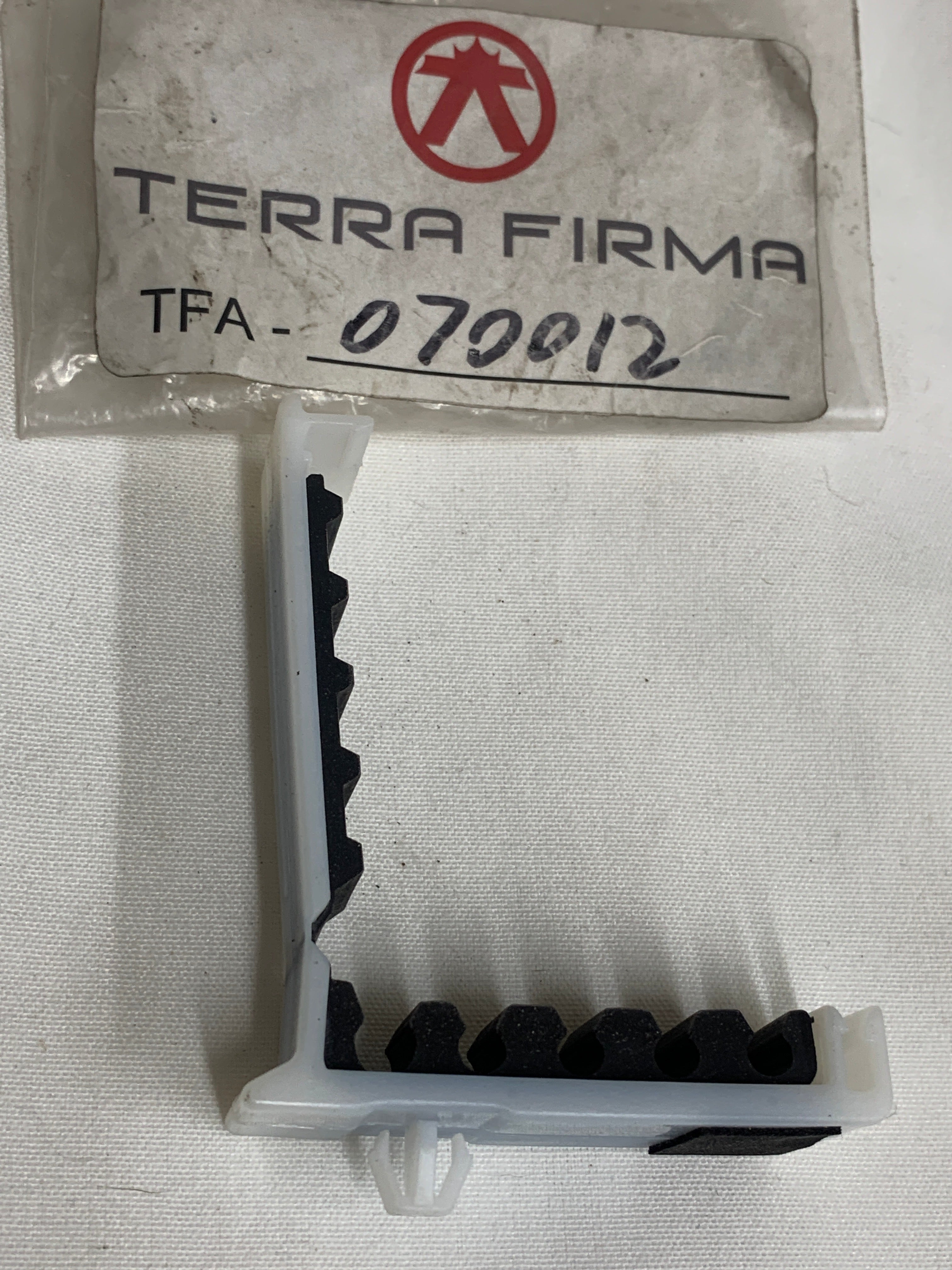 NEW Firewall Brake Line Clamp x1, R32