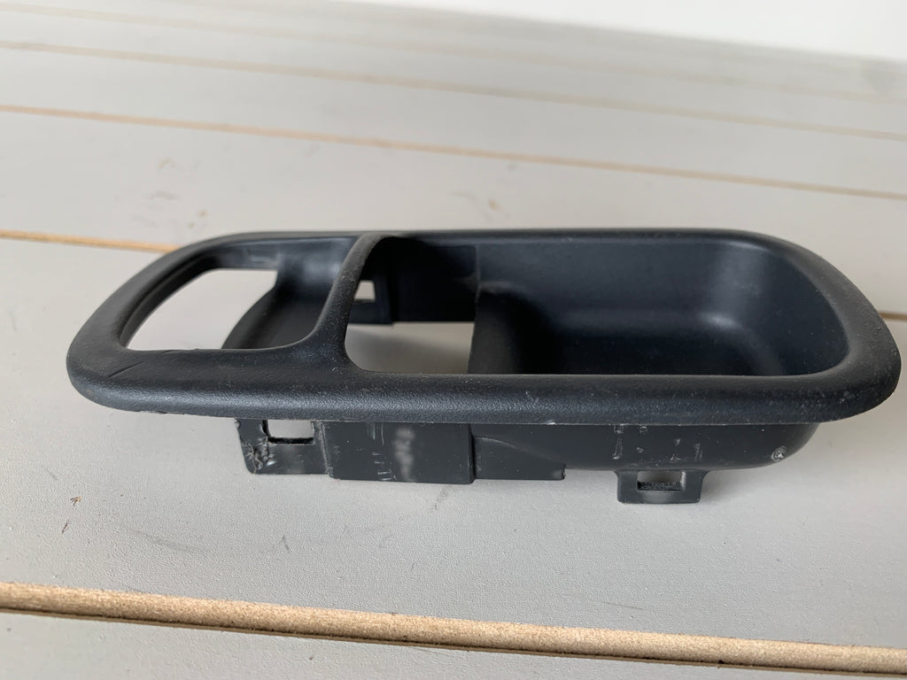 Inner Door Handle Surround, R32