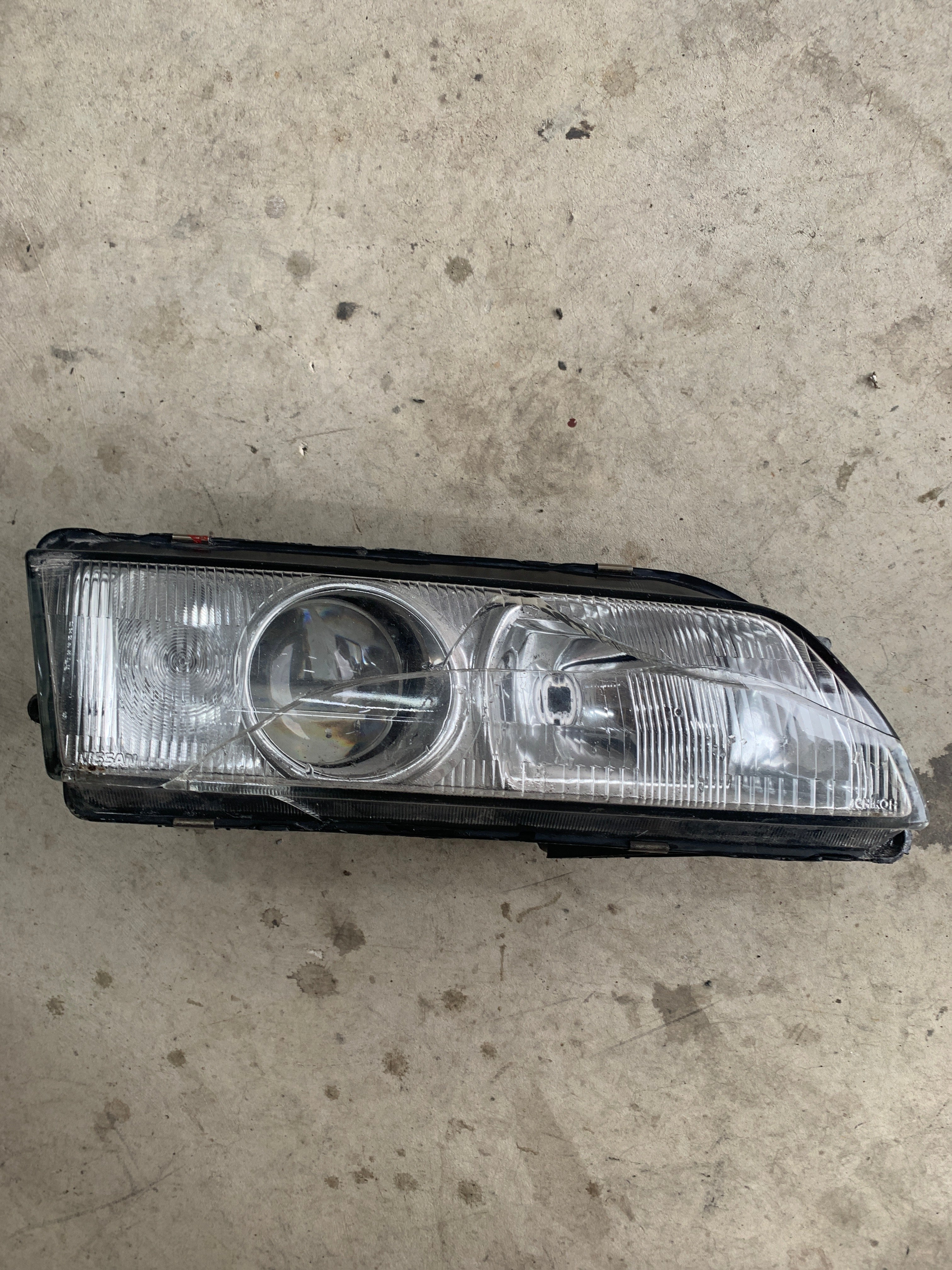 RIGHT Head Light (damaged), R32