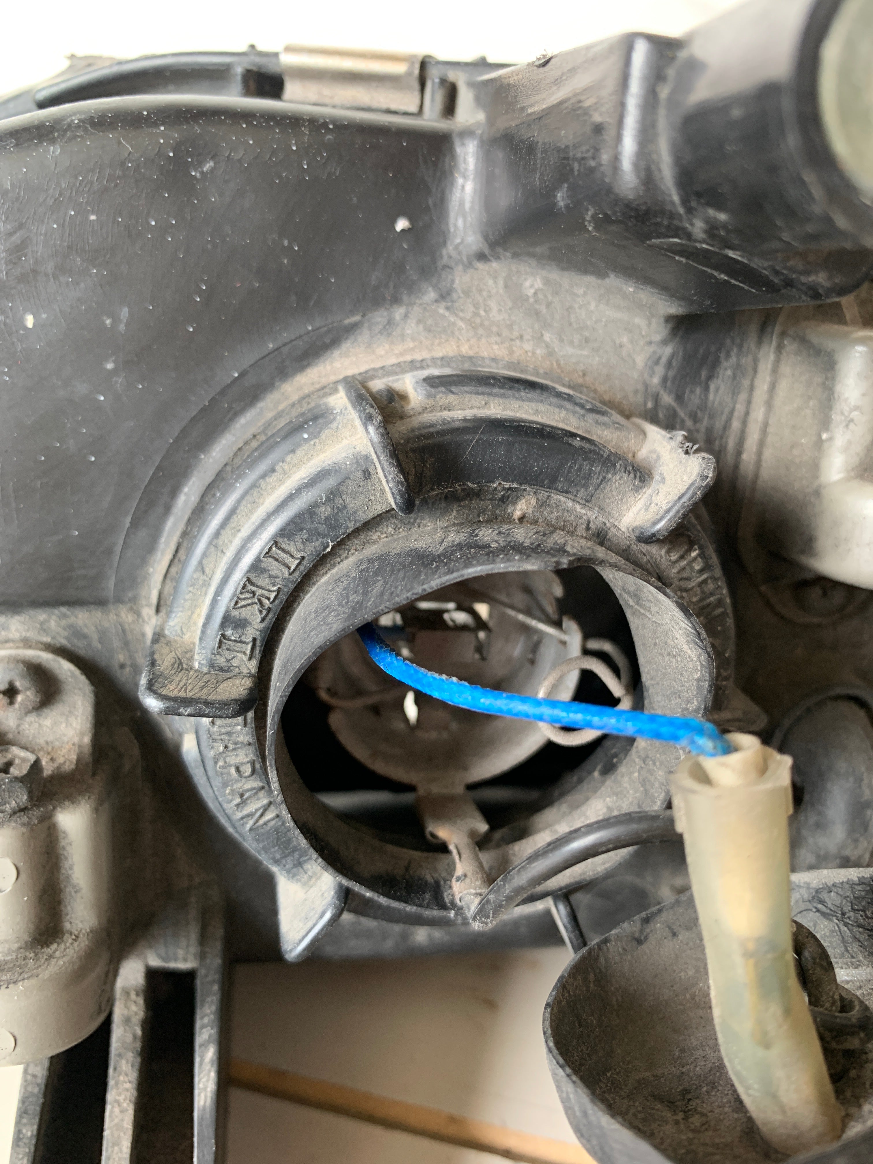 RIGHT Head Light (damaged), R32