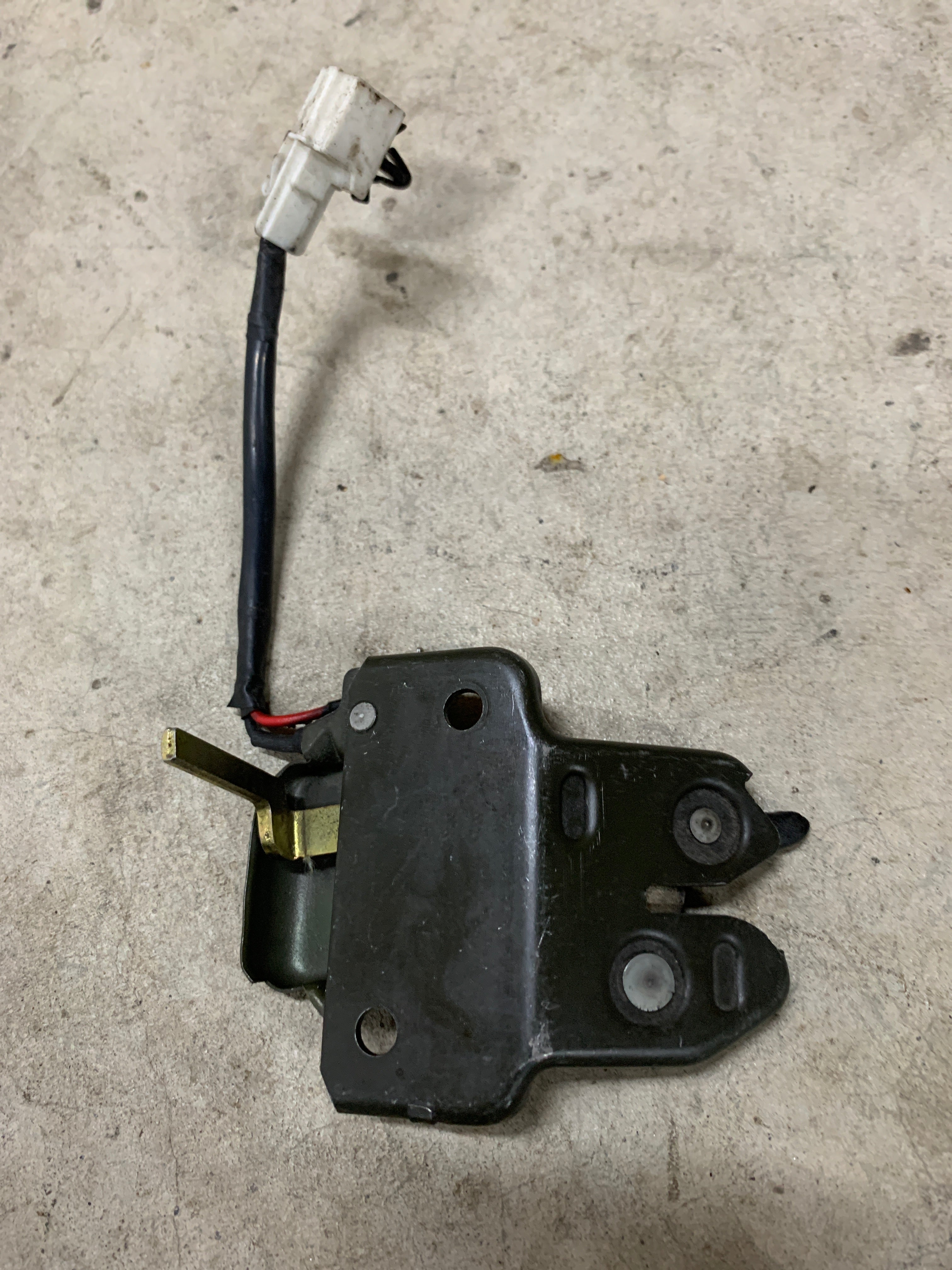 Boot latch, R32