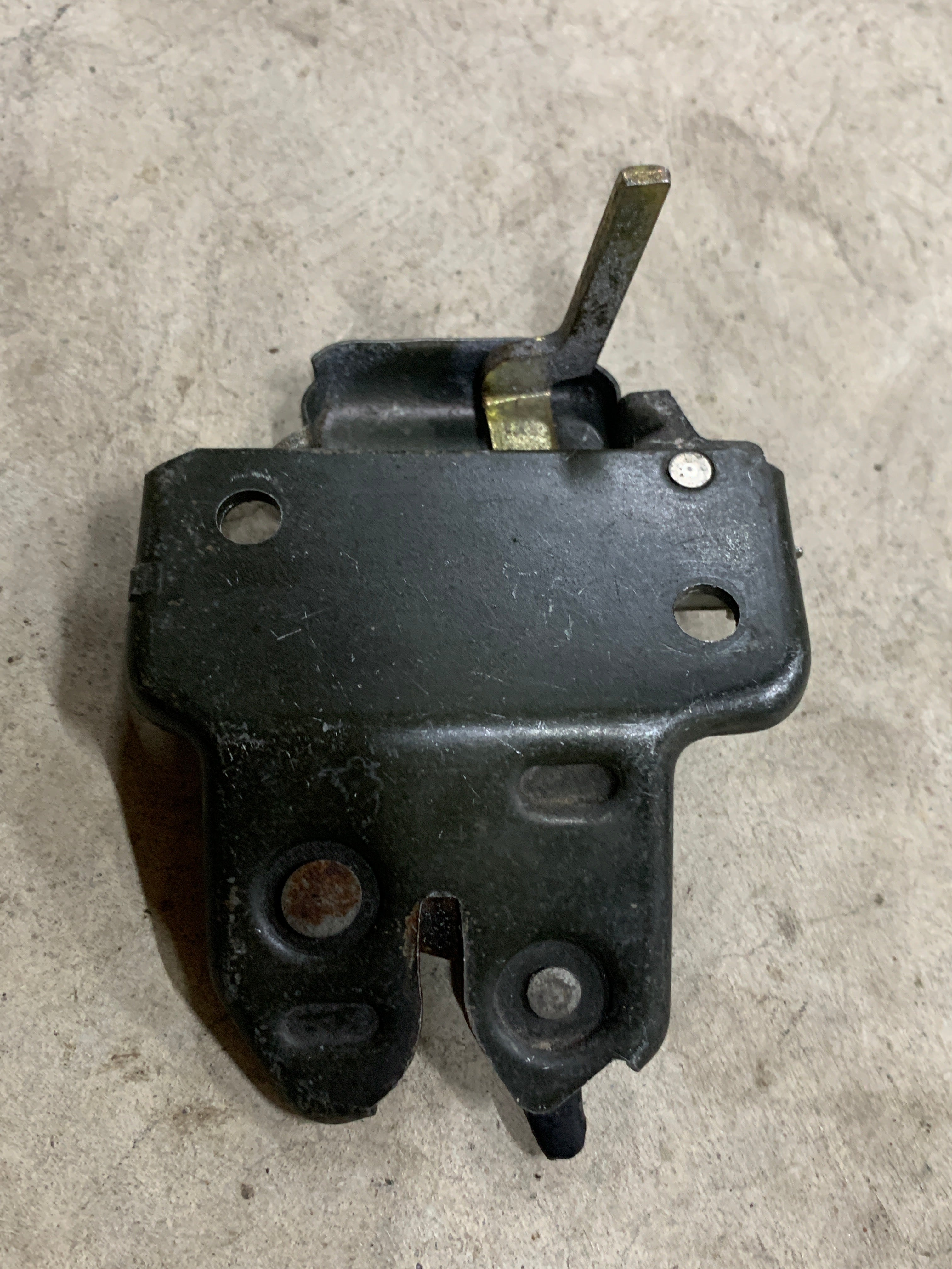 Boot latch, R32
