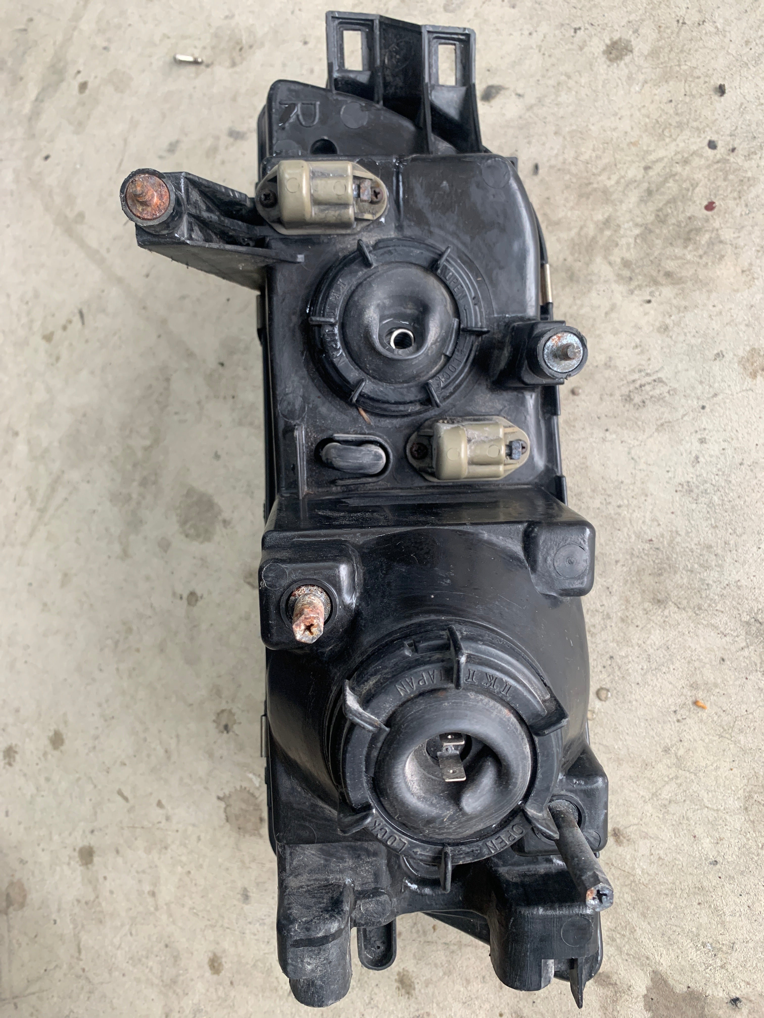 RIGHT Head Light (damaged), R32