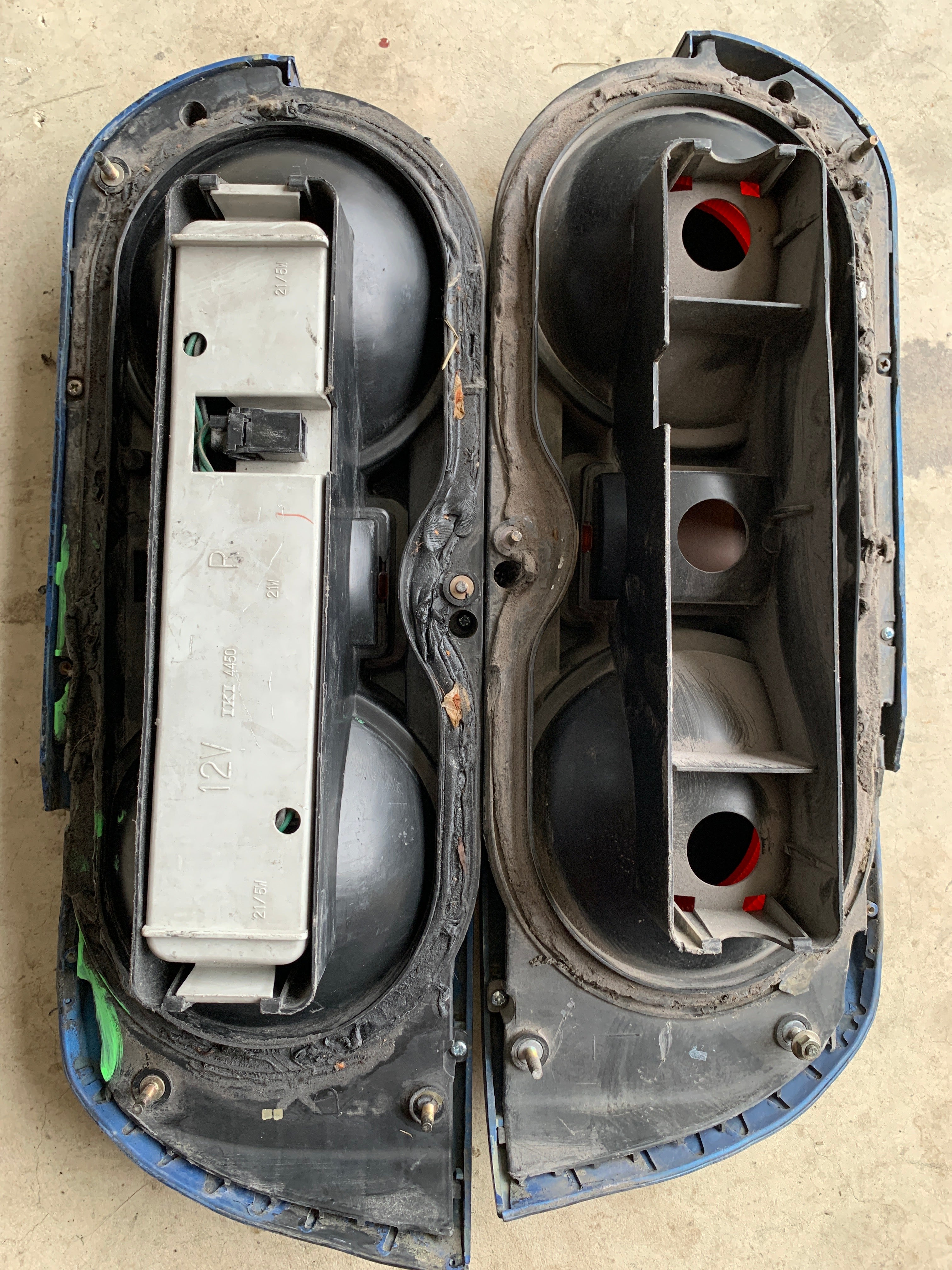 Tail lights, R32 Coupe