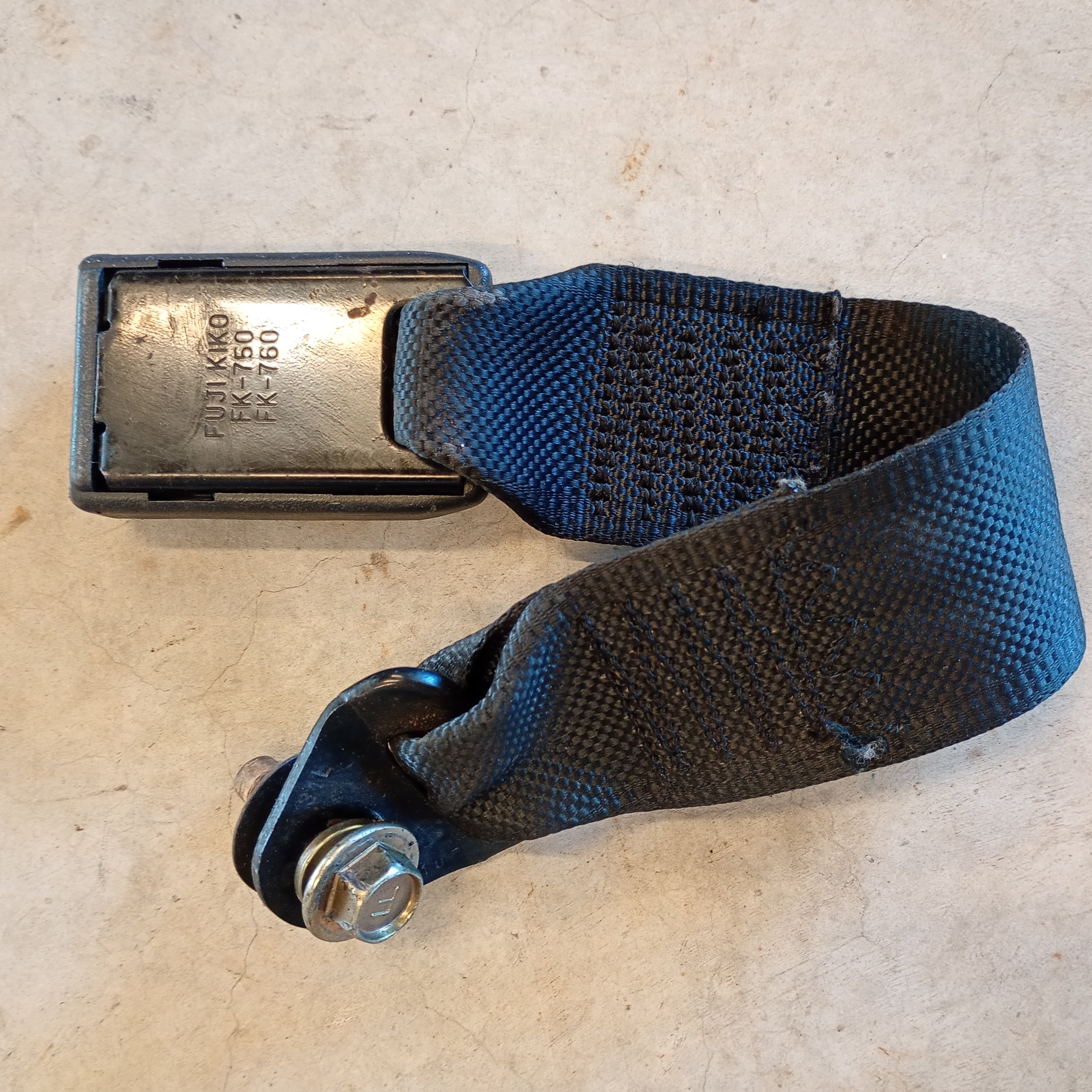 Rear seat belt buckle, R32