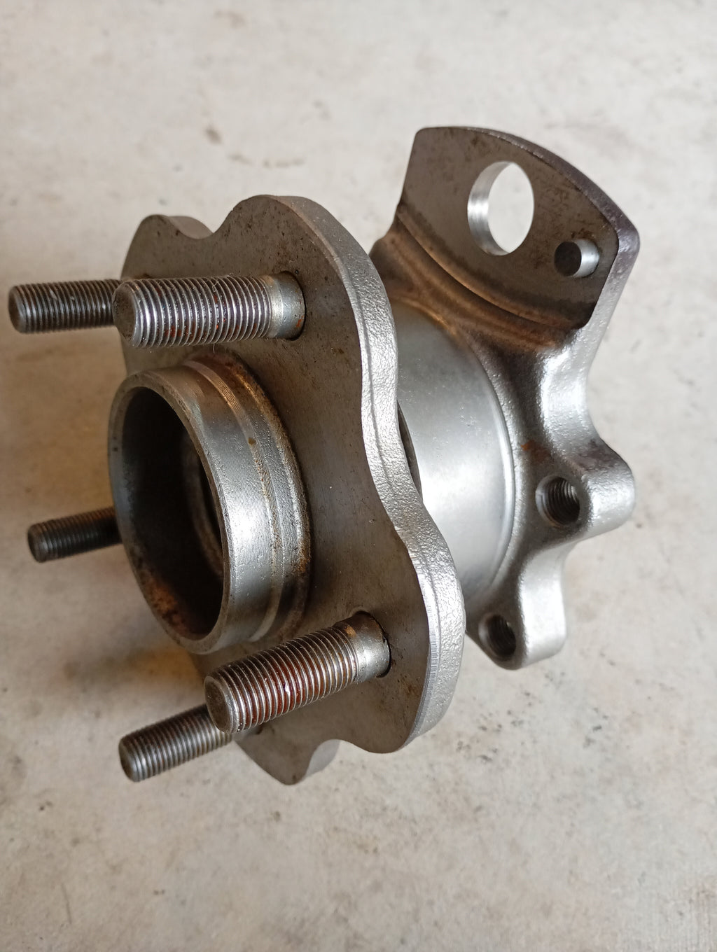 LEFT Rear Wheel Hub, R32 GTR