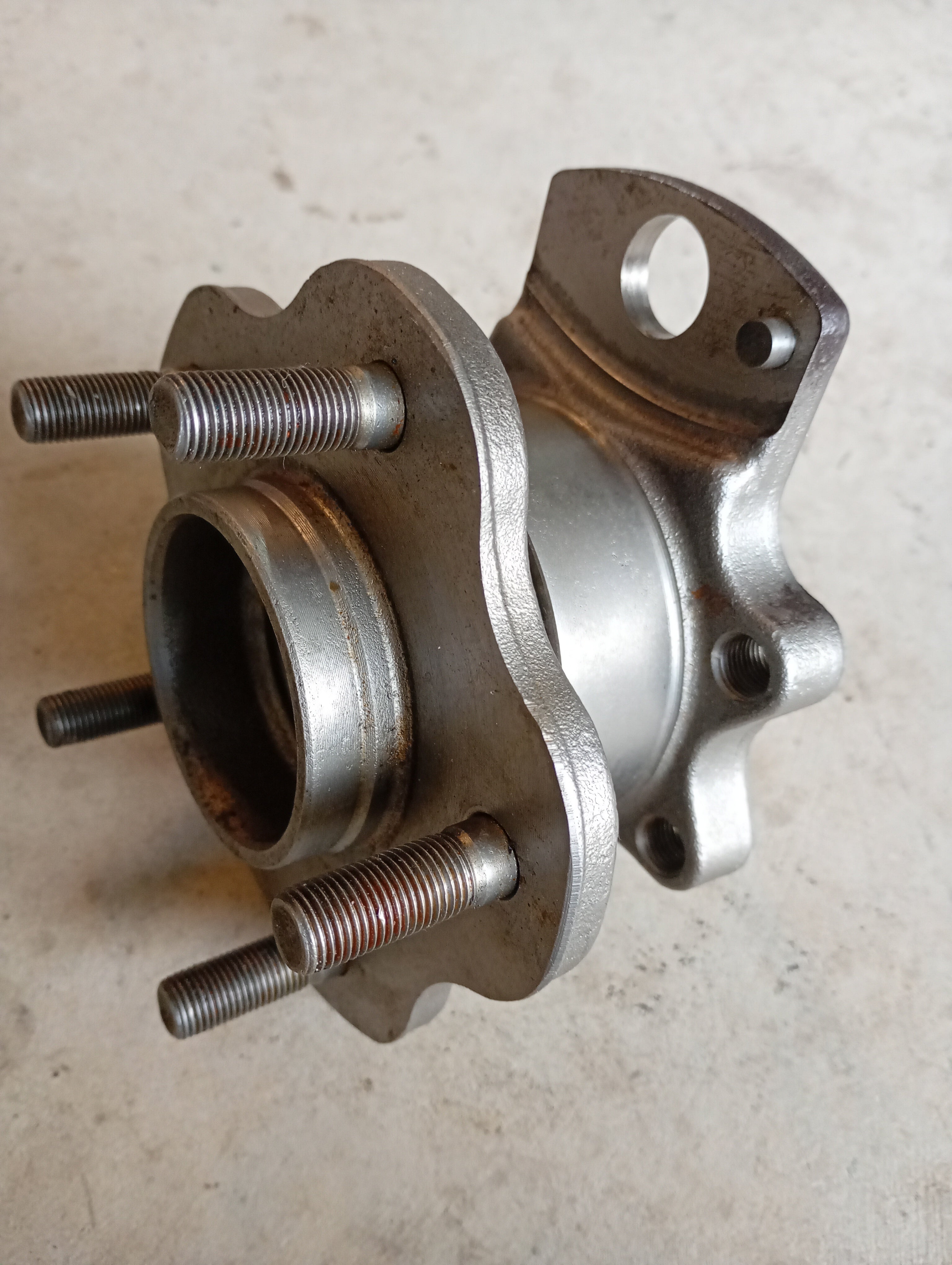 LEFT Rear Wheel Hub, R32 GTR