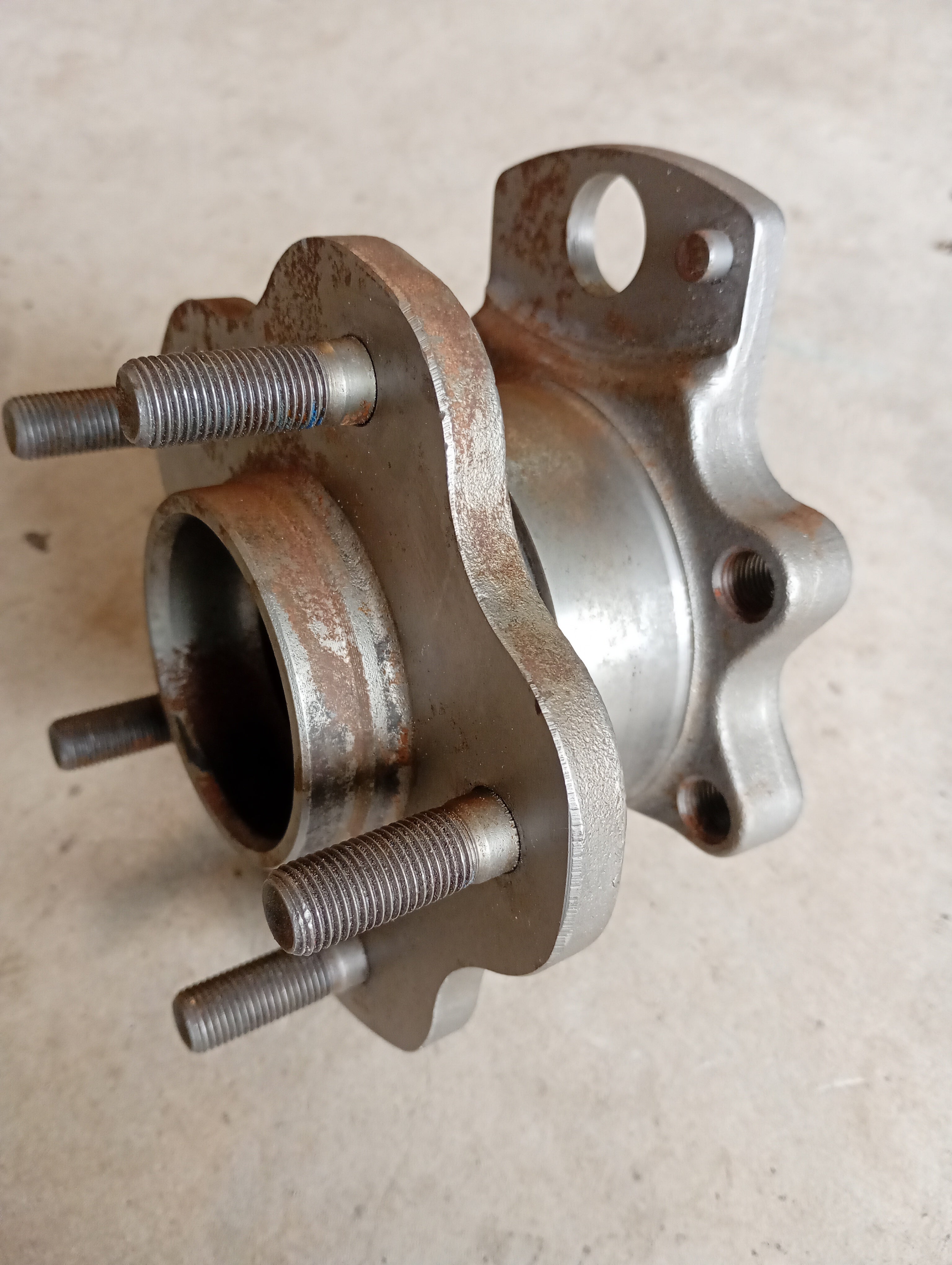 LEFT Rear Wheel Hub, R32 GTR