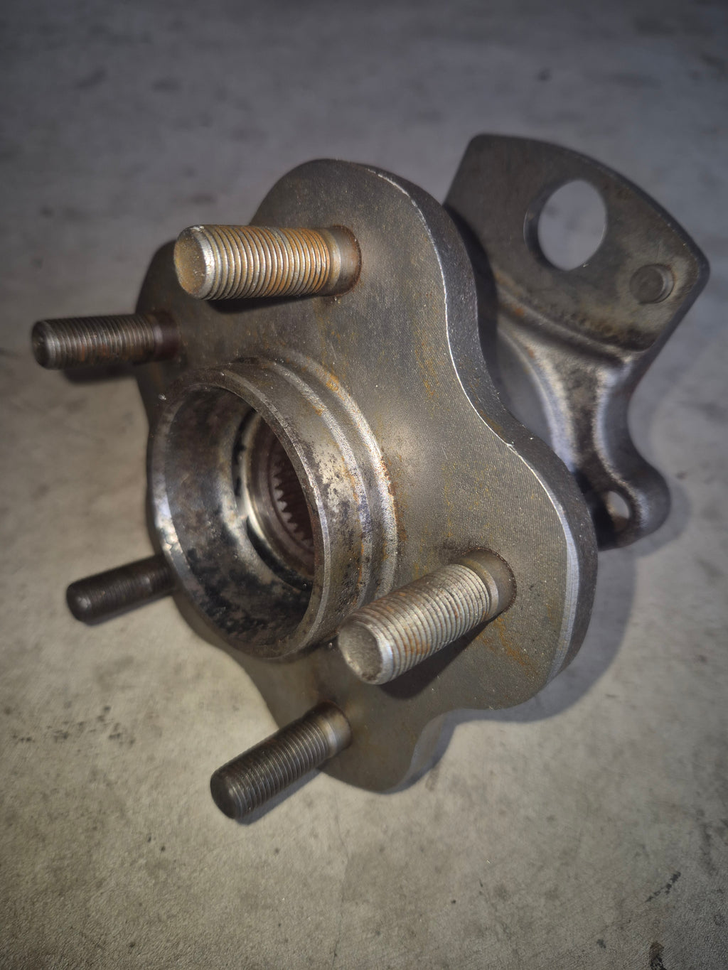 LEFT Rear Wheel Hub, R32 GTR