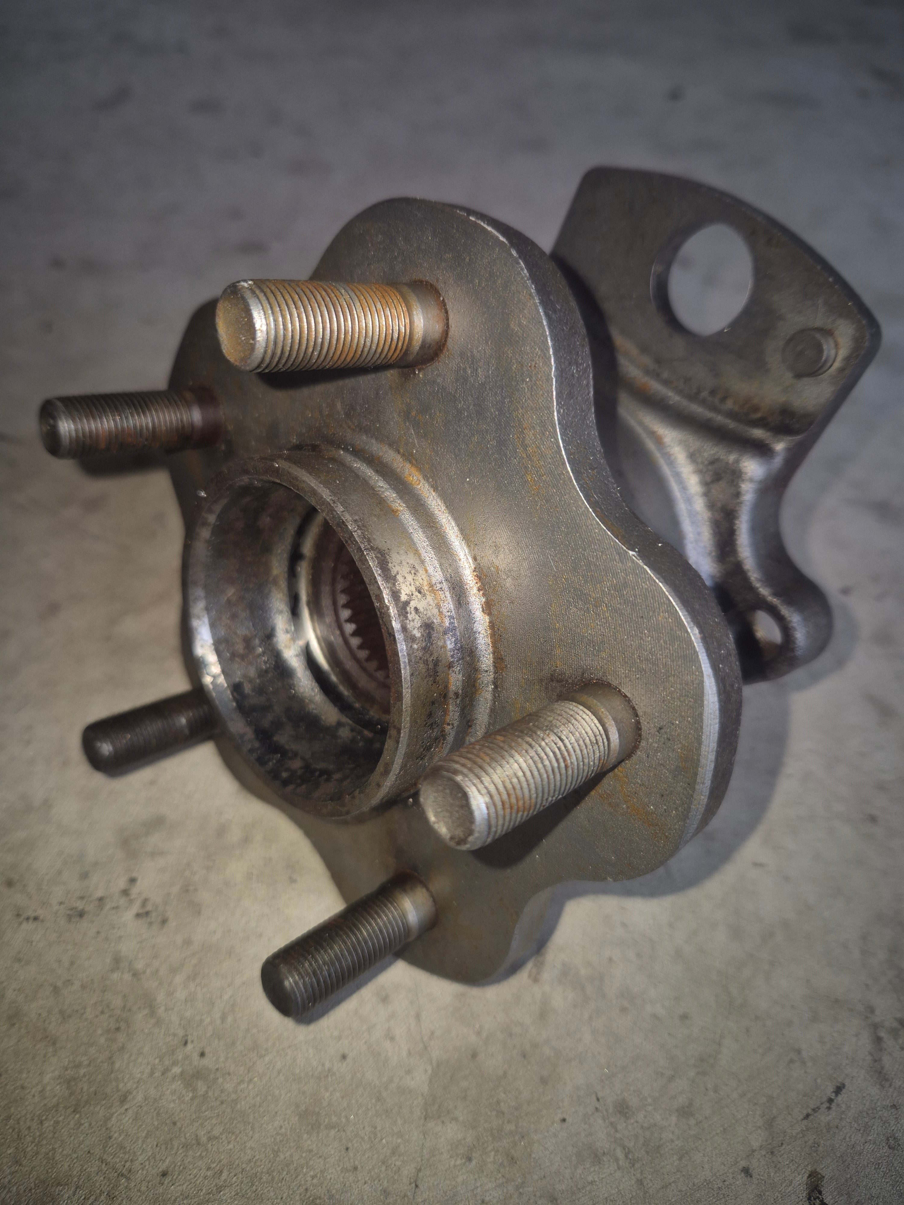 LEFT Rear Wheel Hub, R32 GTR