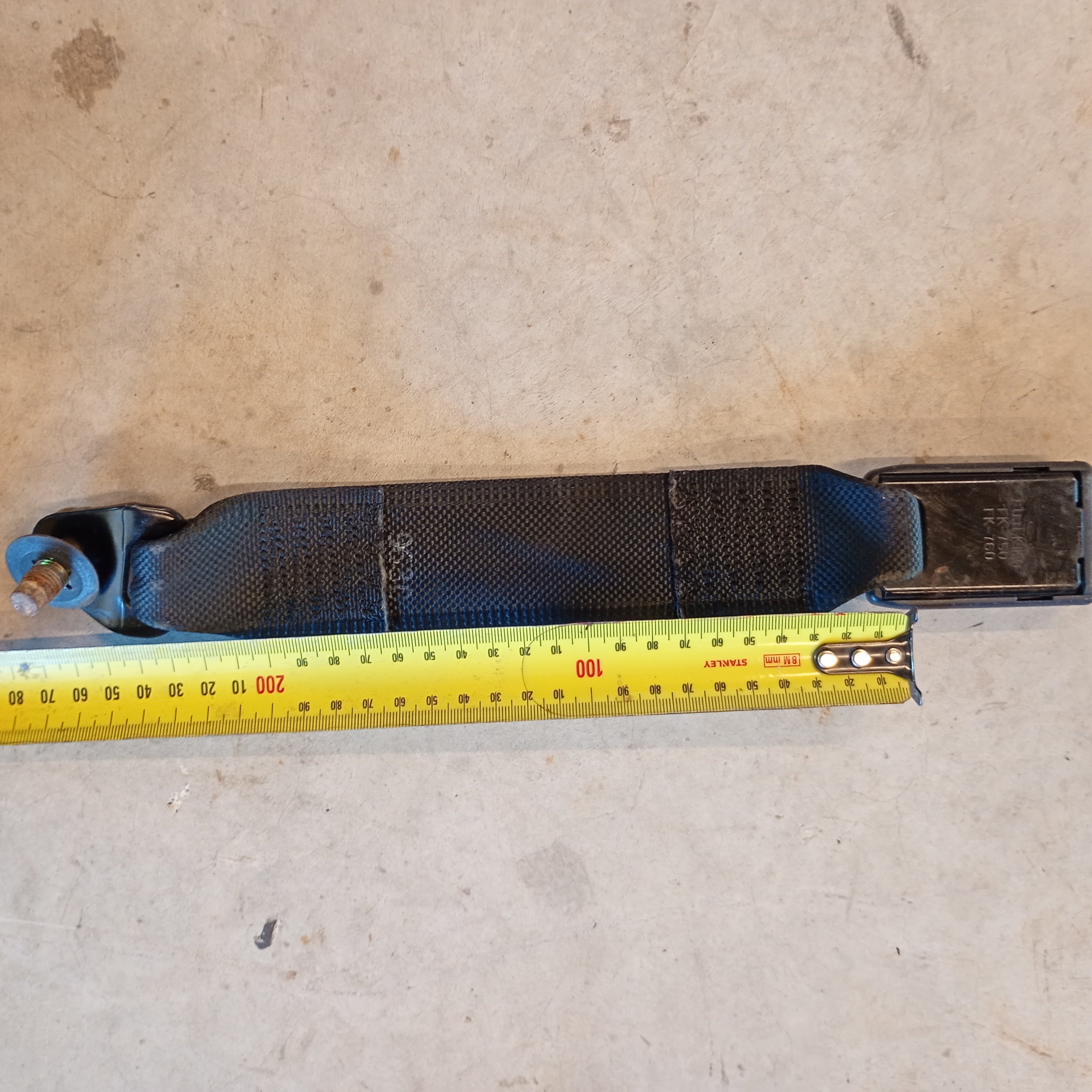 Rear seat belt buckle, R32