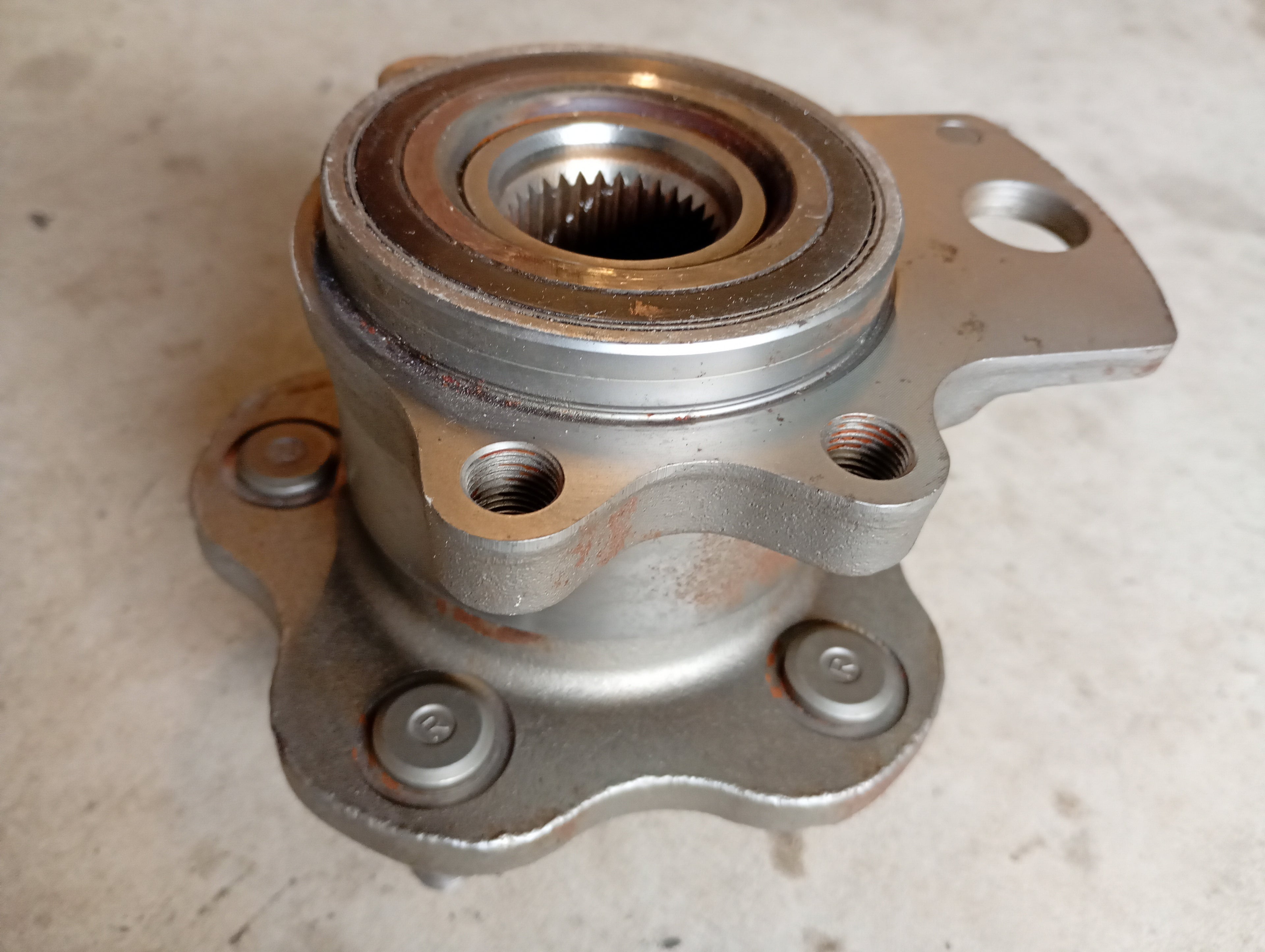 LEFT Rear Wheel Hub, R32 GTR