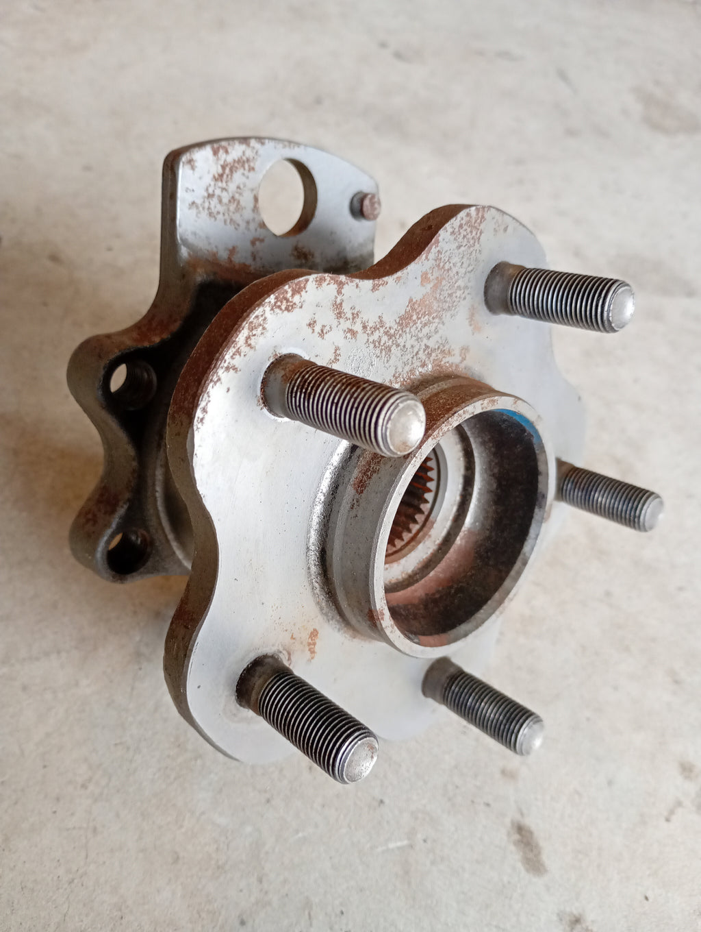LEFT Rear Wheel Hub, R32 GTR