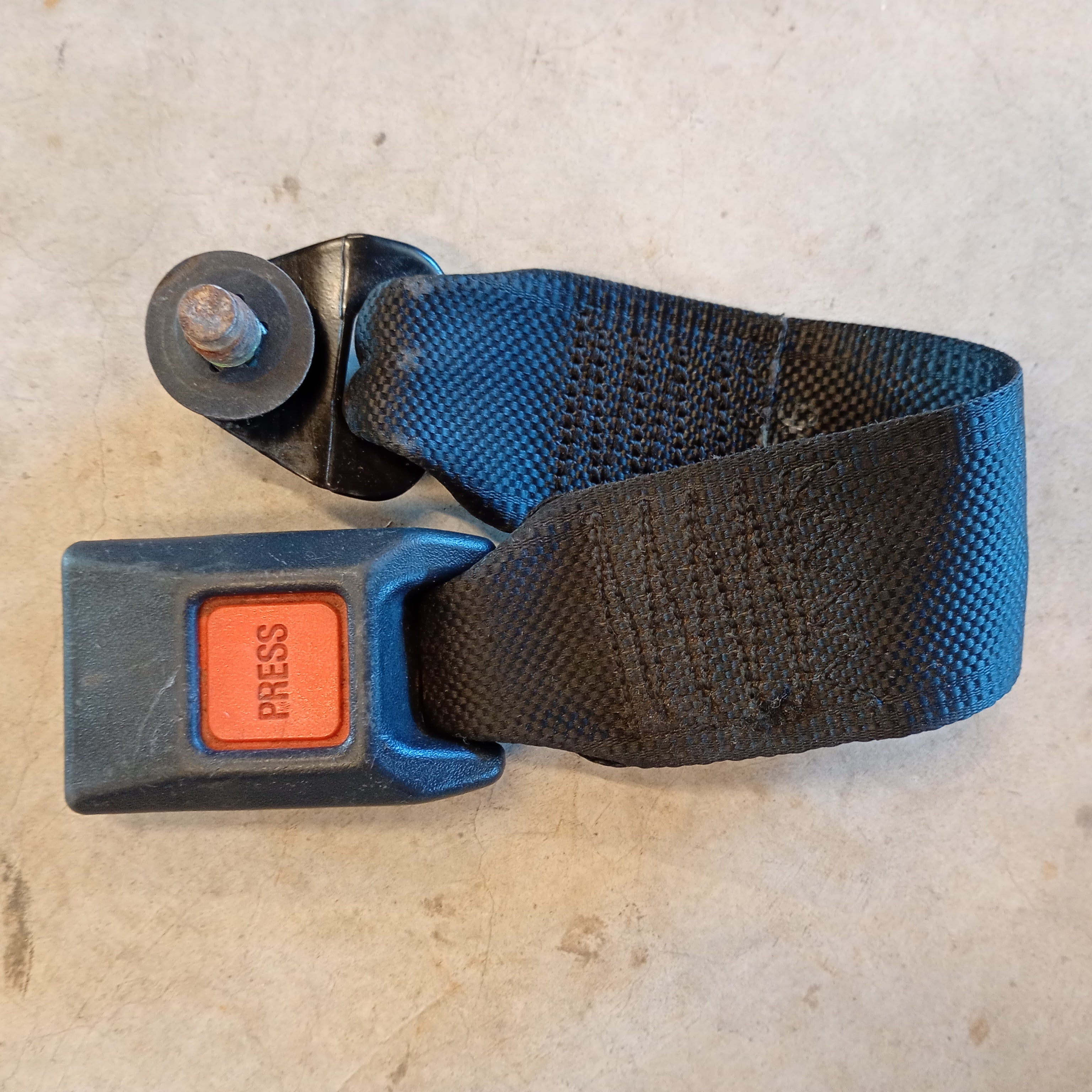 Rear seat belt buckle, R32