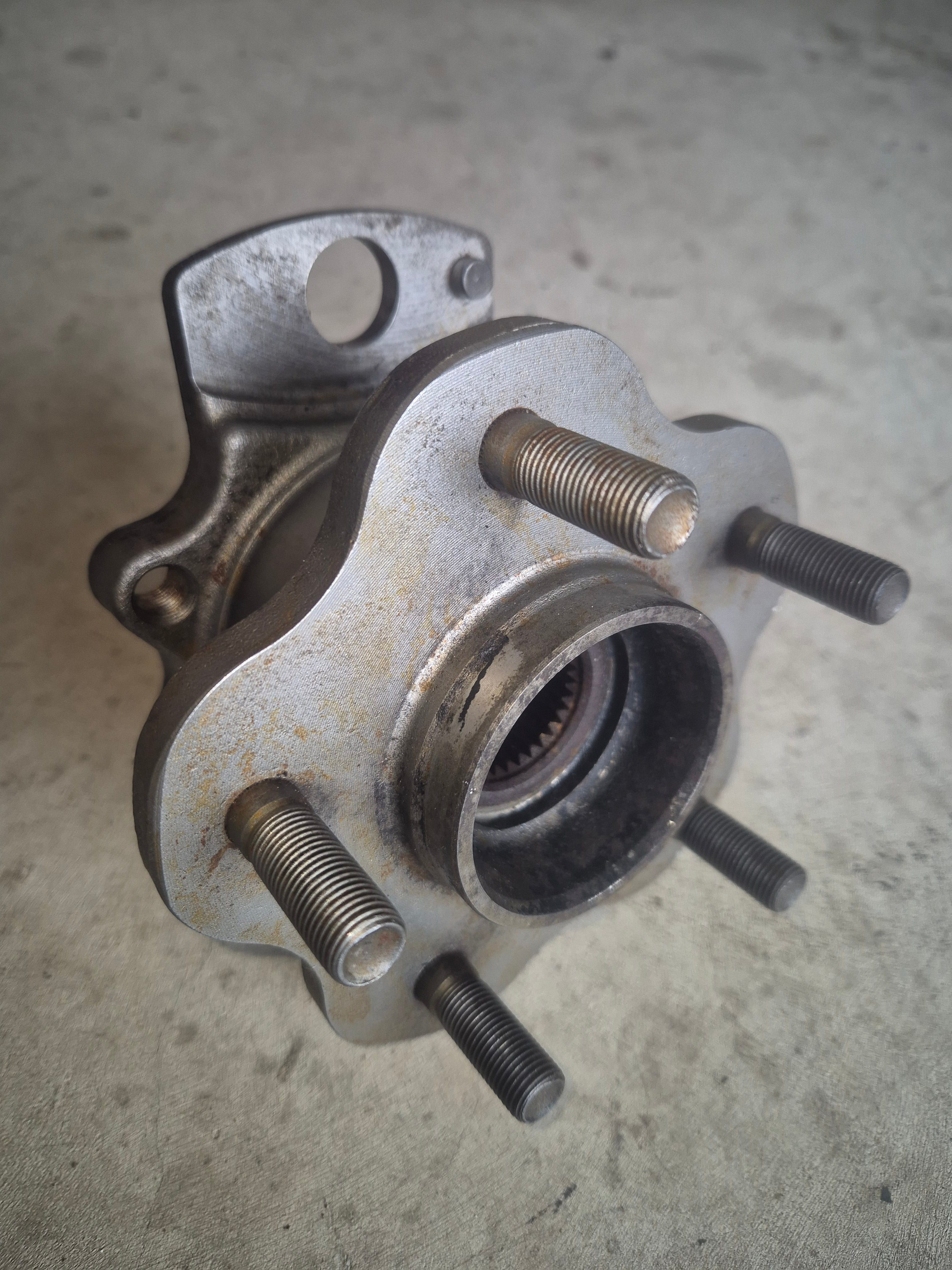 LEFT Rear Wheel Hub, R32 GTR