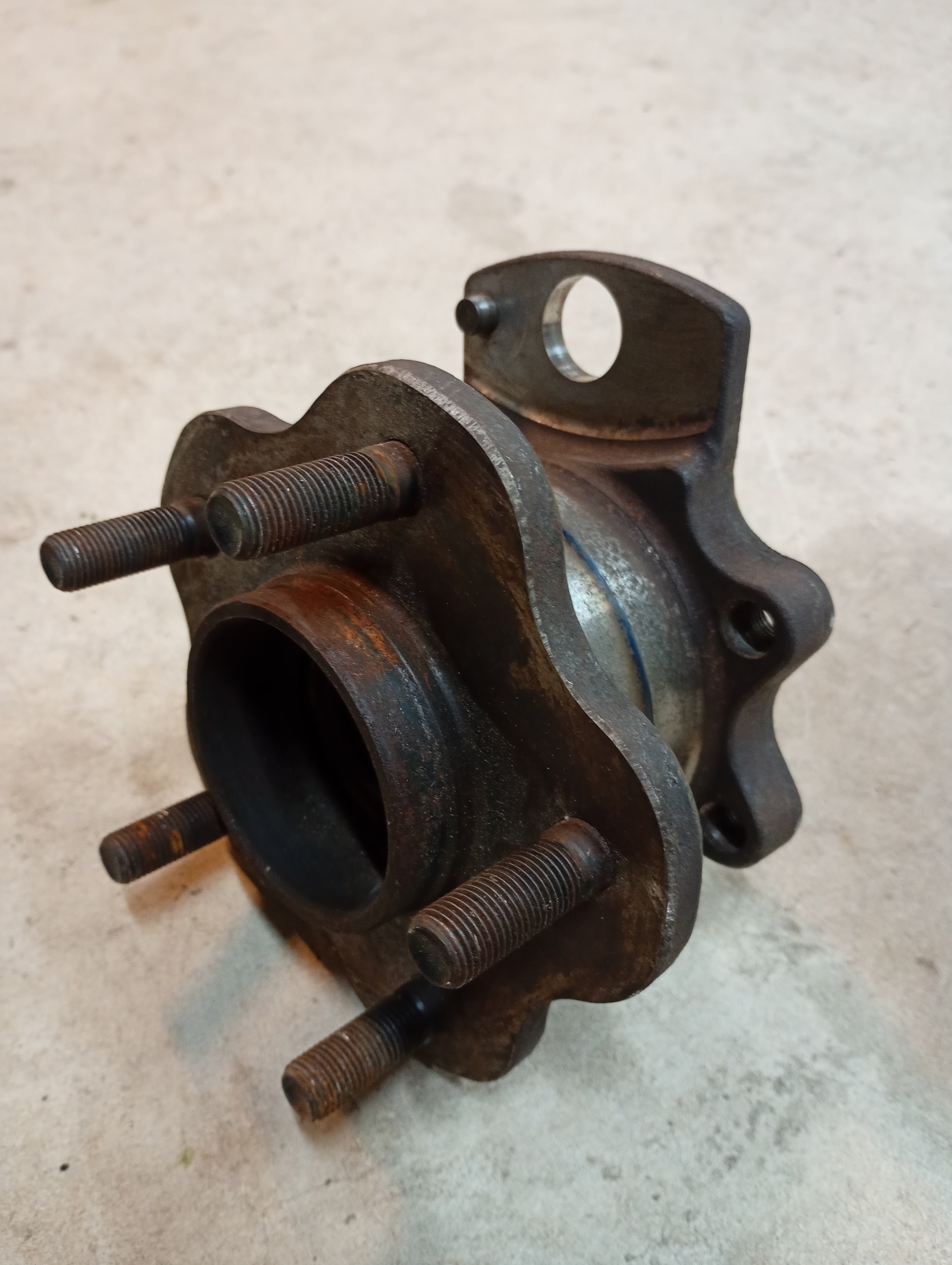 LEFT Rear Wheel Hub, R32 GTR