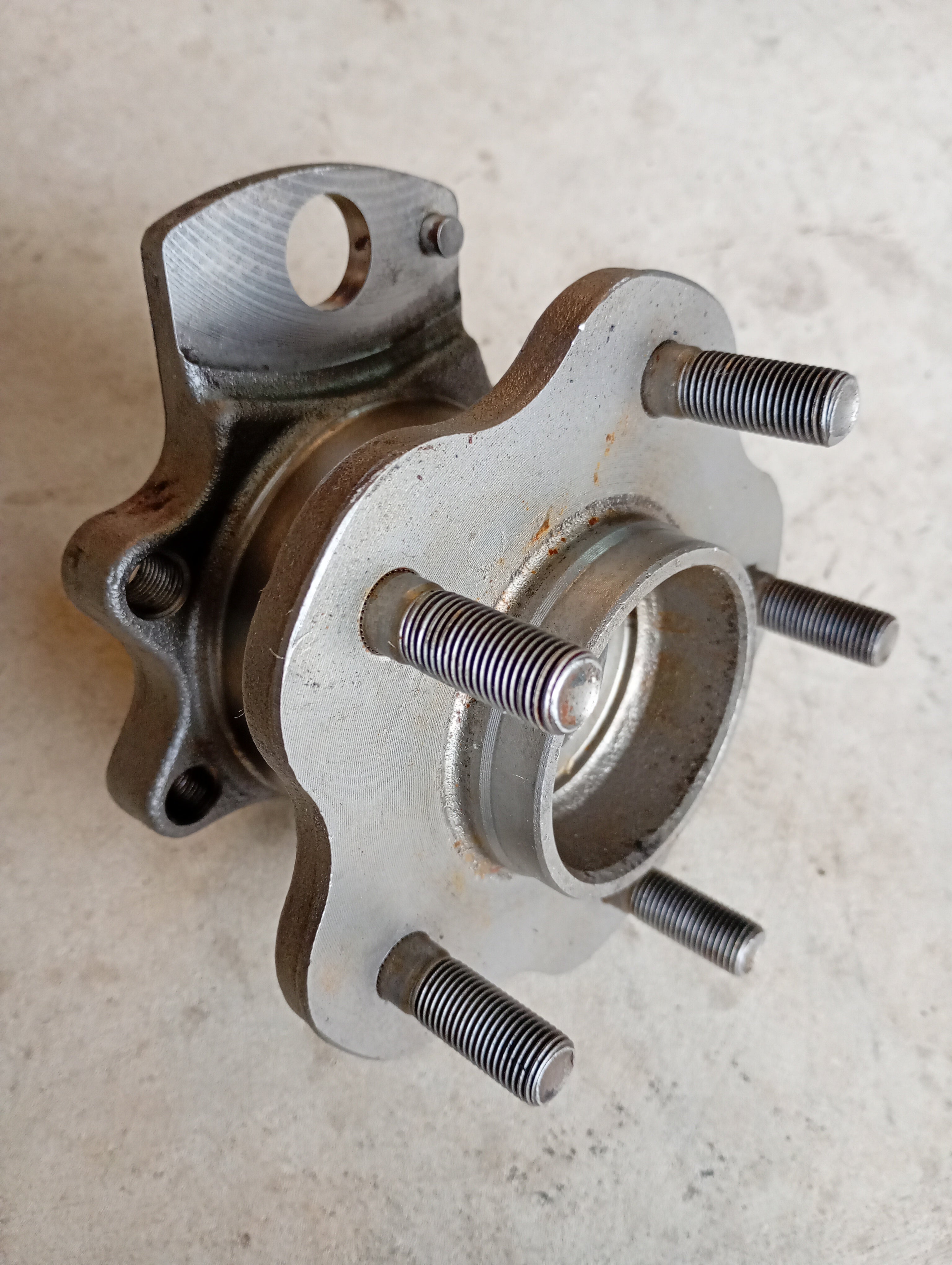 LEFT Rear Wheel Hub, R32 GTR